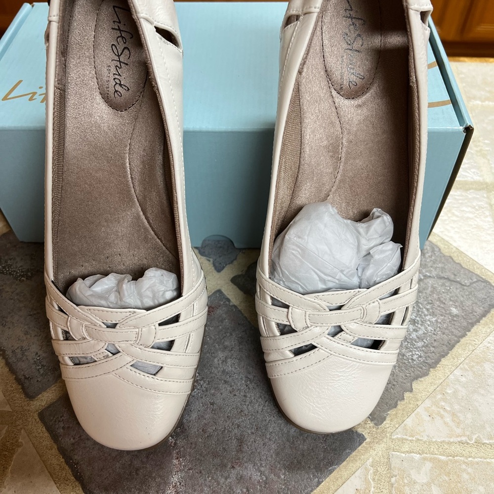 Life Stride Women's Beige Pumps